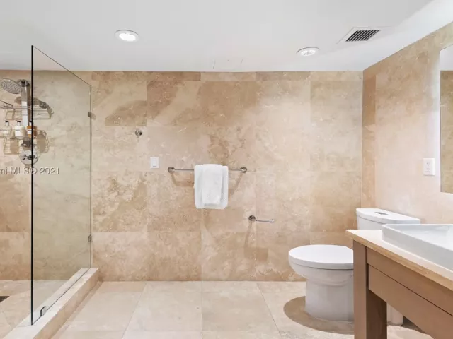 3-bedroom condo for rent in Miami Beach - 102 24th St 904 - MondialRealty