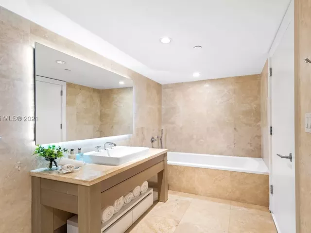 3-bedroom condo for rent in Miami Beach - 102 24th St 904 - MondialRealty