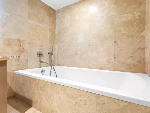 3-bedroom condo for rent in Miami Beach - 102 24th St 904 - MondialRealty