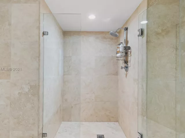 3-bedroom condo for rent in Miami Beach - 102 24th St 904 - MondialRealty