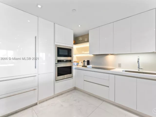 3-bedroom condo for rent in Miami Beach - 19143 Fisher Island Dr 19143 - MondialRealty