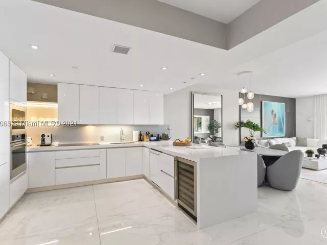 3-bedroom condo for rent in Miami Beach - 19143 Fisher Island Dr 19143 - MondialRealty