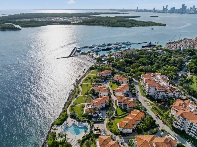 3-bedroom condo for rent in Miami Beach - 19143 Fisher Island Dr 19143 - MondialRealty