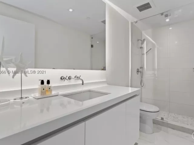 3-bedroom condo for rent in Miami Beach - 19143 Fisher Island Dr 19143 - MondialRealty