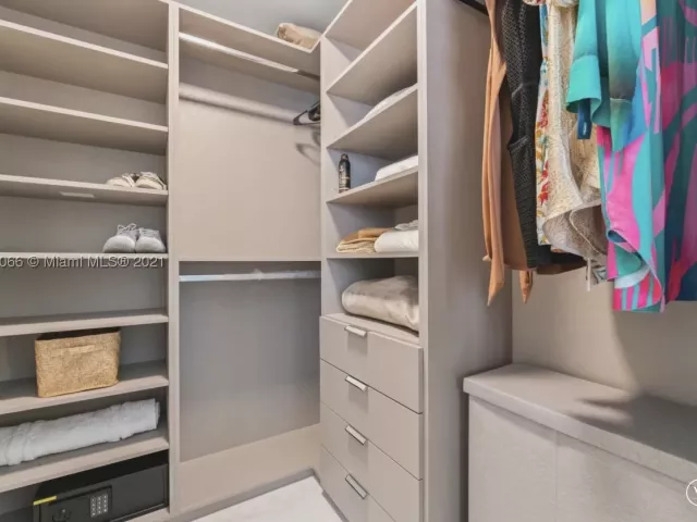 3-bedroom condo for rent in Miami Beach - 19143 Fisher Island Dr 19143 - MondialRealty