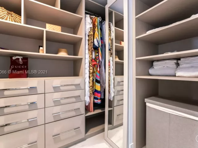 3-bedroom condo for rent in Miami Beach - 19143 Fisher Island Dr 19143 - MondialRealty