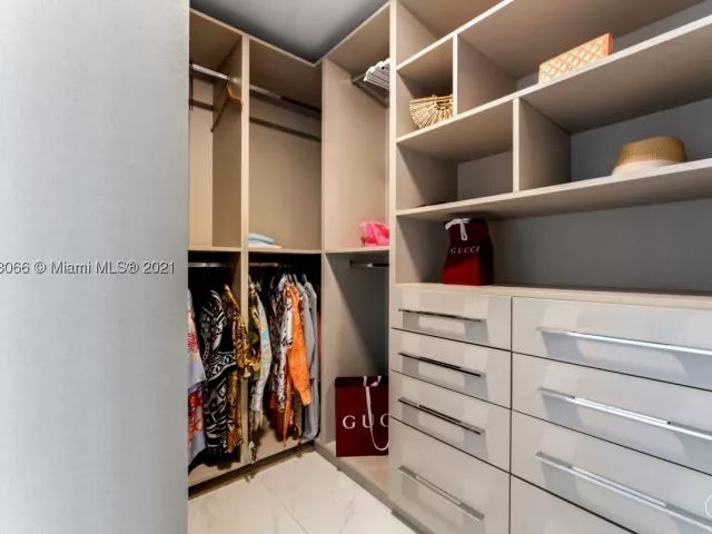 3-bedroom condo for rent in Miami Beach - 19143 Fisher Island Dr 19143 - MondialRealty