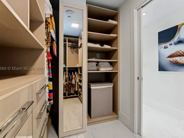 3-bedroom condo for rent in Miami Beach - 19143 Fisher Island Dr 19143 - MondialRealty