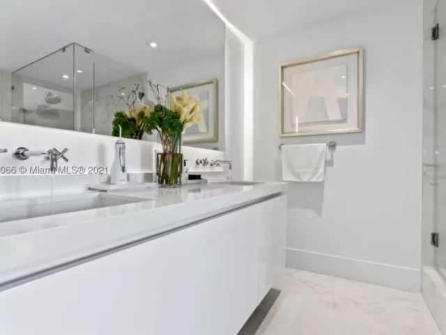 3-bedroom condo for rent in Miami Beach - 19143 Fisher Island Dr 19143 - MondialRealty