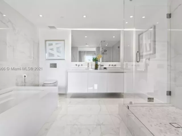 3-bedroom condo for rent in Miami Beach - 19143 Fisher Island Dr 19143 - MondialRealty