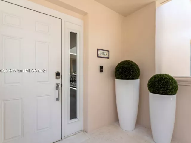 3-bedroom condo for rent in Miami Beach - 19143 Fisher Island Dr 19143 - MondialRealty