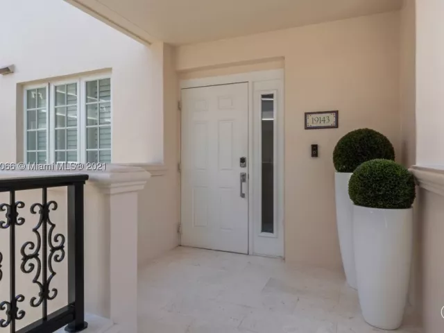 3-bedroom condo for rent in Miami Beach - 19143 Fisher Island Dr 19143 - MondialRealty