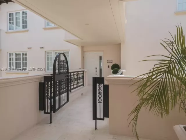 3-bedroom condo for rent in Miami Beach - 19143 Fisher Island Dr 19143 - MondialRealty
