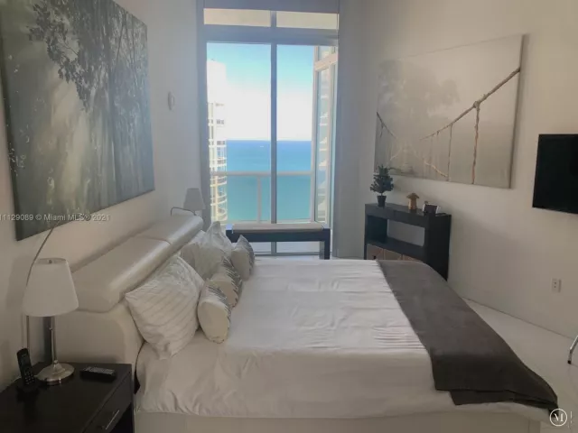 2-bedroom condo for rent in Sunny Isles Beach - 15811 Collins Ave 4203 - MondialRealty