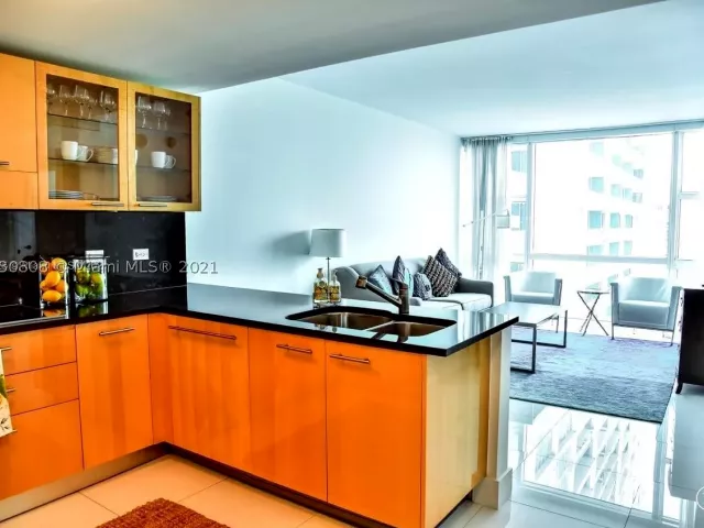 1-bedroom condo for sale in Miami Beach - 6801 Collins Ave C1115 - MondialRealty