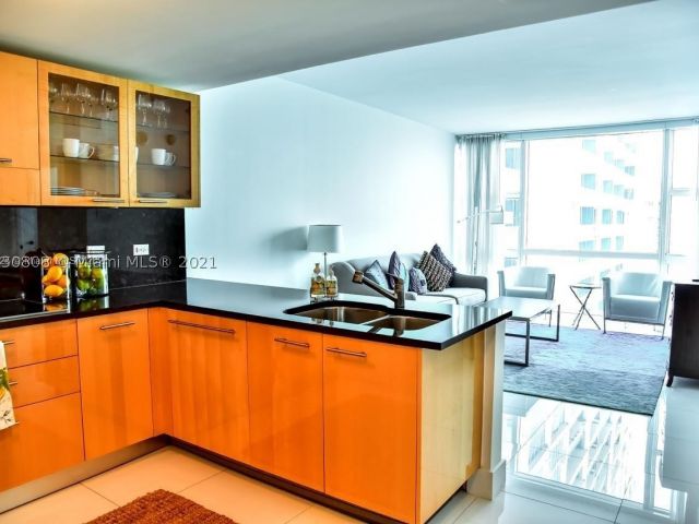 1-bedroom condo for sale in Miami Beach - 6801 Collins Ave C1115 - MondialRealty
