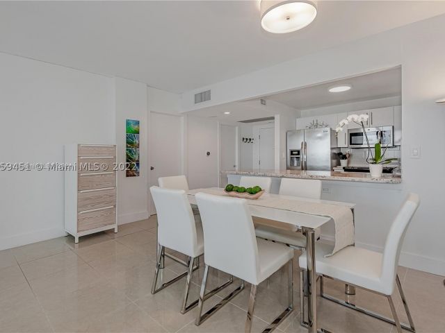 2-bedroom condo for rent in Miami Beach - 2301 Collins Ave 938 - MondialRealty