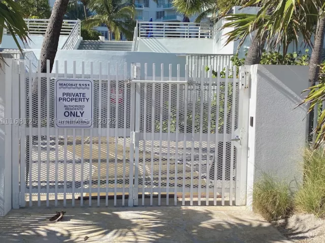 2-bedroom condo for rent in Miami Beach - 5161 Collins Ave 914 - MondialRealty