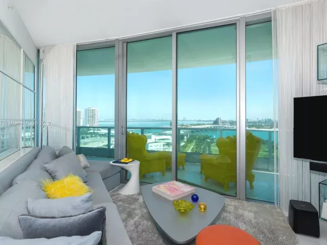 3-bedroom condo for rent in Miami - 900 Biscayne Blvd 2006 - MondialRealty