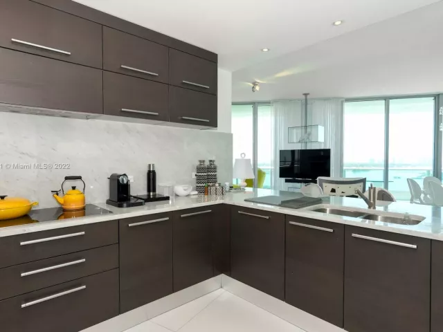 3-bedroom condo for rent in Miami - 900 Biscayne Blvd 2006 - MondialRealty