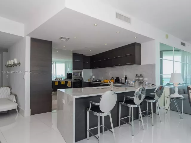 3-bedroom condo for rent in Miami - 900 Biscayne Blvd 2006 - MondialRealty