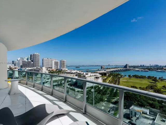 3-bedroom condo for rent in Miami - 900 Biscayne Blvd 2006 - MondialRealty