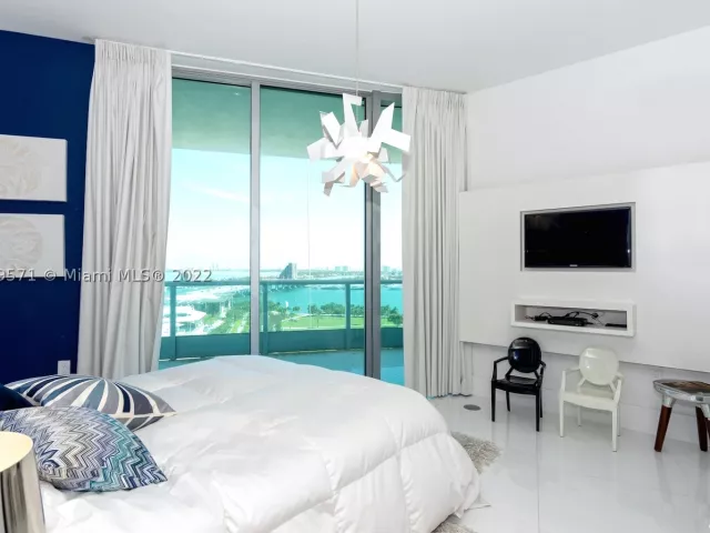3-bedroom condo for rent in Miami - 900 Biscayne Blvd 2006 - MondialRealty