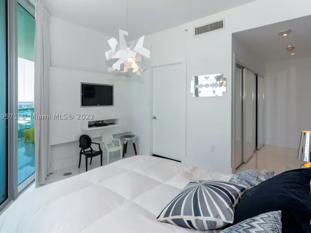 3-bedroom condo for rent in Miami - 900 Biscayne Blvd 2006 - MondialRealty