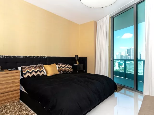 3-bedroom condo for rent in Miami - 900 Biscayne Blvd 2006 - MondialRealty
