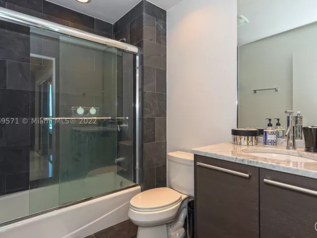 3-bedroom condo for rent in Miami - 900 Biscayne Blvd 2006 - MondialRealty