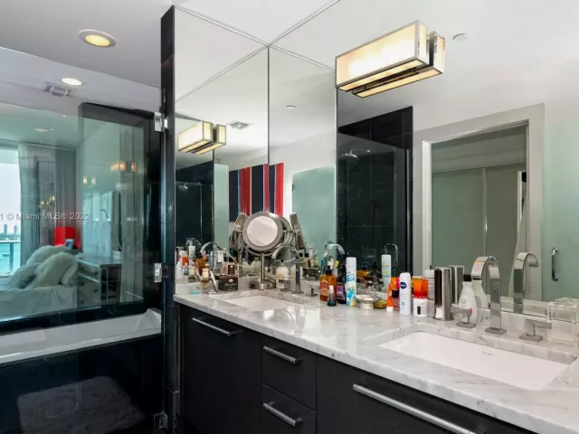 3-bedroom condo for rent in Miami - 900 Biscayne Blvd 2006 - MondialRealty