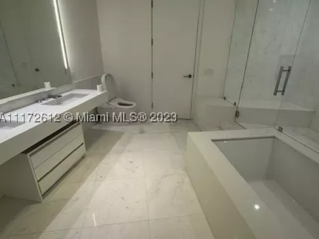 4-bedroom condo for sale in Sunny Isles Beach - 18555 Collins Ave 2905 - MondialRealty