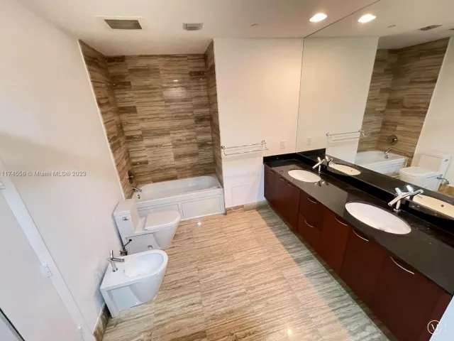 2-bedroom condo for sale in Sunny Isles Beach - 15901 Collins Ave 3005 - MondialRealty