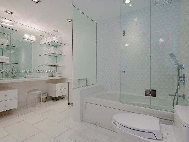 2-bedroom condo for rent in Miami Beach - 2301 Collins Ave 1506 - MondialRealty