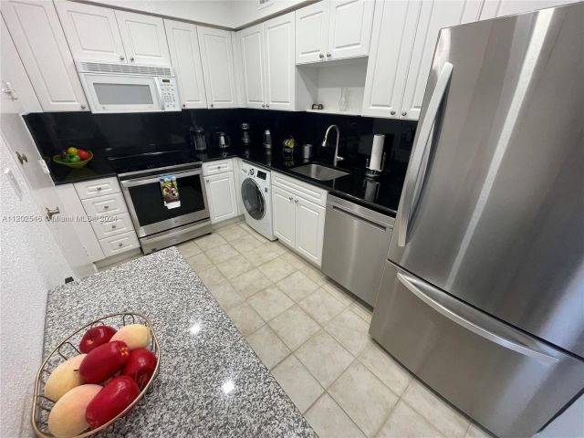 1-bedroom condo for rent in Hollywood - 2501 S Ocean Dr PH28 - MondialRealty