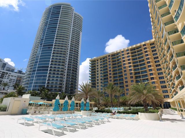 1-bedroom condo for rent in Hollywood - 2501 S Ocean Dr PH28 - MondialRealty