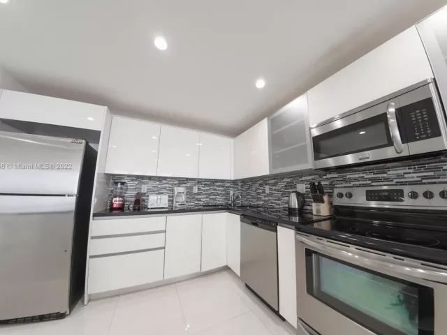 2-bedroom condo for rent in Miami Beach - 5601 Collins Ave 1603 - MondialRealty