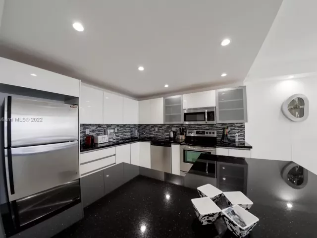 2-bedroom condo for rent in Miami Beach - 5601 Collins Ave 1603 - MondialRealty