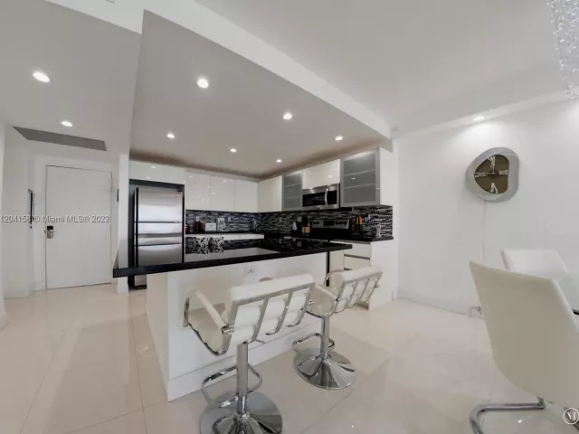 2-bedroom condo for rent in Miami Beach - 5601 Collins Ave 1603 - MondialRealty