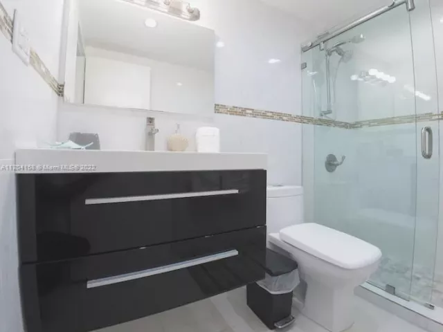 2-bedroom condo for rent in Miami Beach - 5601 Collins Ave 1603 - MondialRealty