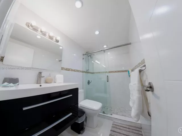 2-bedroom condo for rent in Miami Beach - 5601 Collins Ave 1603 - MondialRealty