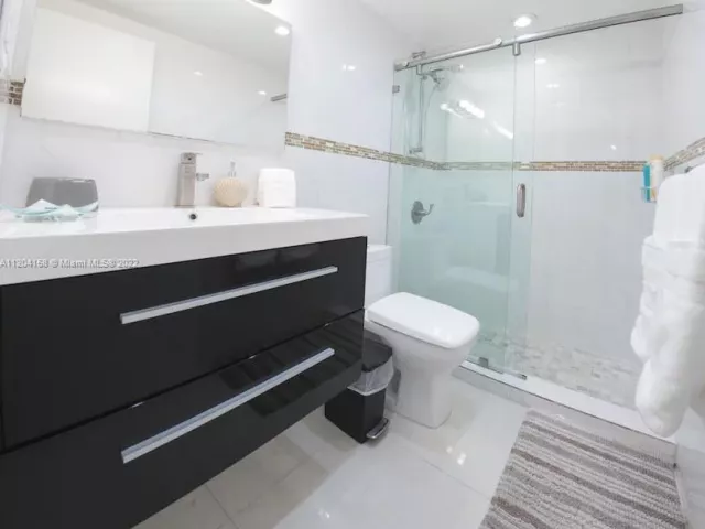 2-bedroom condo for rent in Miami Beach - 5601 Collins Ave 1603 - MondialRealty