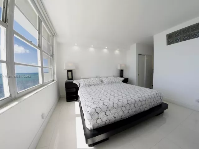 2-bedroom condo for rent in Miami Beach - 5601 Collins Ave 1603 - MondialRealty