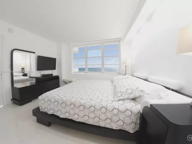 2-bedroom condo for rent in Miami Beach - 5601 Collins Ave 1603 - MondialRealty