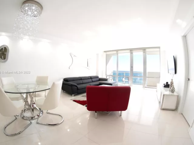 2-bedroom condo for rent in Miami Beach - 5601 Collins Ave 1603 - MondialRealty