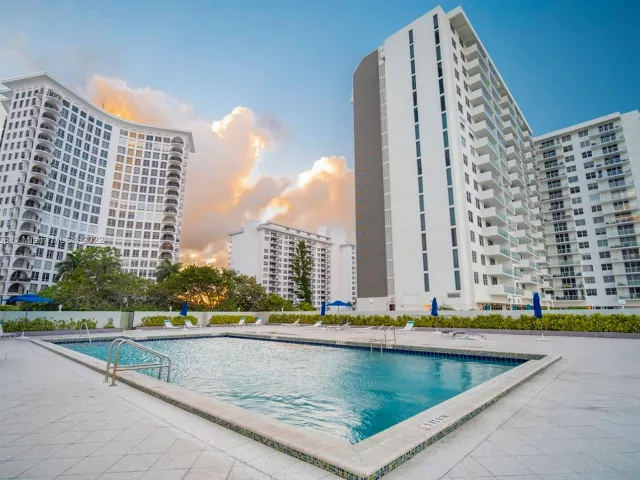 2-bedroom condo for rent in Miami Beach - 5601 Collins Ave 1603 - MondialRealty