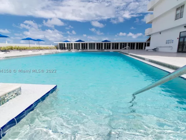 2-bedroom condo for rent in Miami Beach - 5601 Collins Ave 1603 - MondialRealty