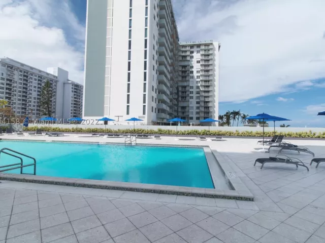 2-bedroom condo for rent in Miami Beach - 5601 Collins Ave 1603 - MondialRealty