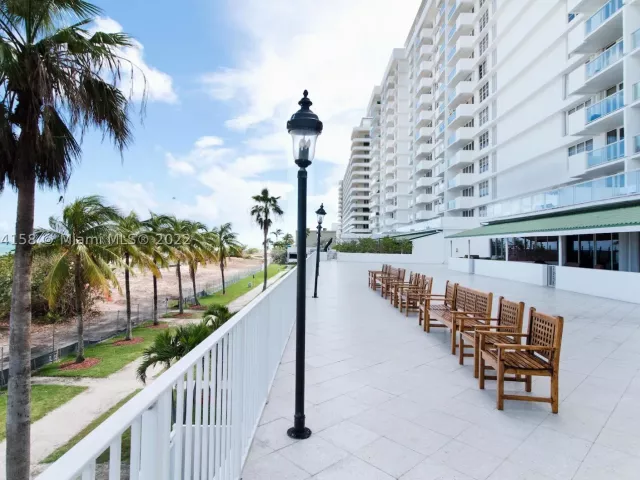 2-bedroom condo for rent in Miami Beach - 5601 Collins Ave 1603 - MondialRealty