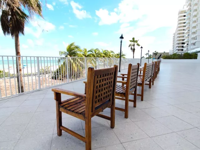 2-bedroom condo for rent in Miami Beach - 5601 Collins Ave 1603 - MondialRealty